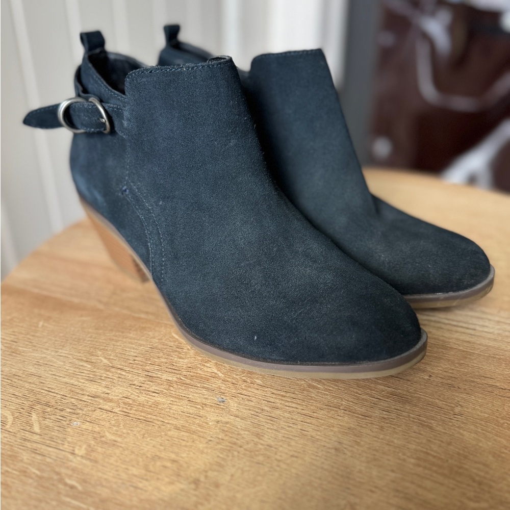 White Mountain Black Leather Ankle Booties